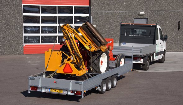 Oprijwagen geleverd voor het vervoer van landbouwvoertuigen en maaimachines