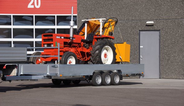 Oprijwagen geleverd voor het vervoer van landbouwvoertuigen en maaimachines