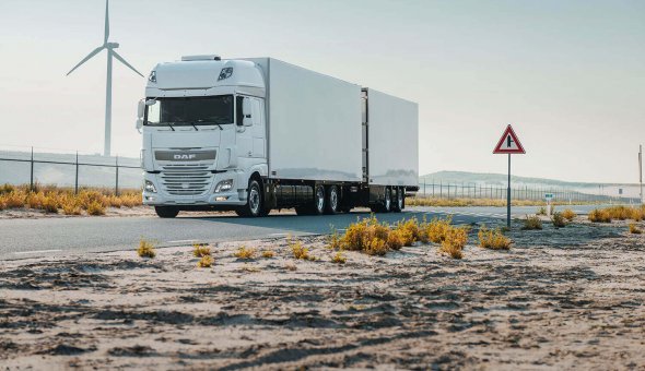 Bloemen transport truck combinatie geisoleerd op DAF speciale carrosserie