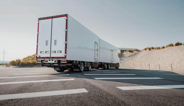 Bloemen transport truck combinatie geisoleerd op DAF speciale carrosserie