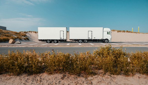 Bloemen transport truck combinatie geisoleerd op DAF speciale carrosserie