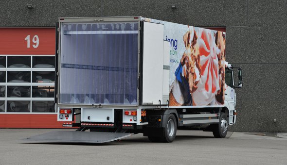 Koelvries vrachtwagen met carrier koelmachine en dHollandia laadklep