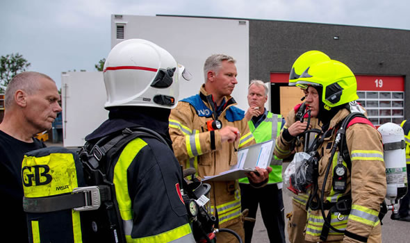 Brandweerkorpsen Rhoon, Hoogvliet en Rotterdam oefenen gaslek bij EBO van Weel