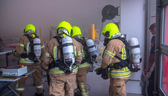 Brandweerkorpsen Rhoon, Hoogvliet en Rotterdam oefenen gaslek bij EBO van Weel