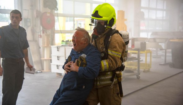 Brandweerkorpsen Rhoon, Hoogvliet en Rotterdam oefenen gaslek bij EBO van Weel