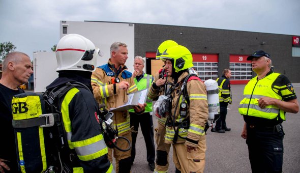 Brandweerkorpsen Rhoon, Hoogvliet en Rotterdam oefenen gaslek bij EBO van Weel