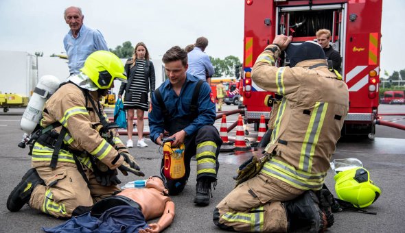 Brandweerkorpsen Rhoon, Hoogvliet en Rotterdam oefenen gaslek bij EBO van Weel