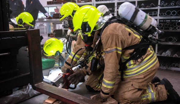 Brandweerkorpsen Rhoon, Hoogvliet en Rotterdam oefenen gaslek bij EBO van Weel