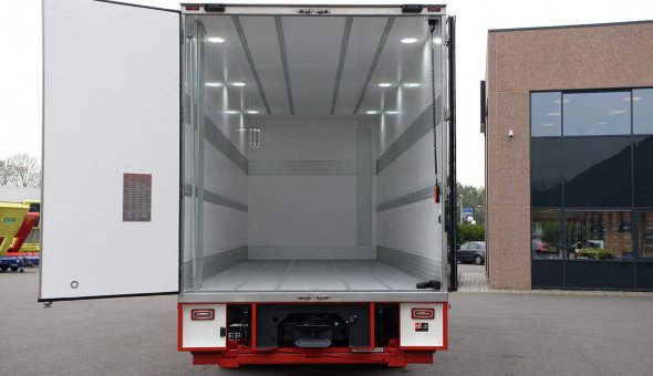 Geïsoleerde bakwagen voor Breewel Transport op Renault met polyester opbouw