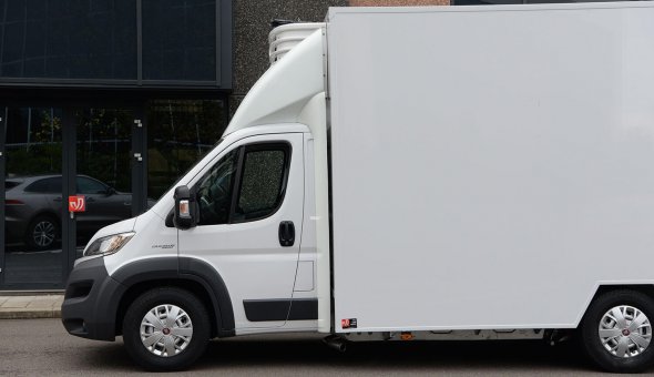 Gesloten laadbak plywood op Fiat Ducato voor Breewel Transport met Mitsubishi koelmachine