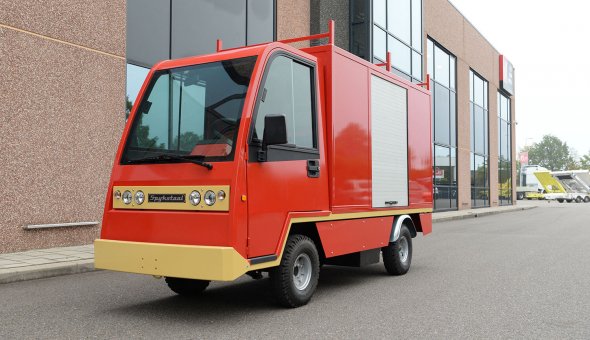 Gesloten opbouw plywood op elektro platformwagen van Spijkstaal met aluminium rolluiken