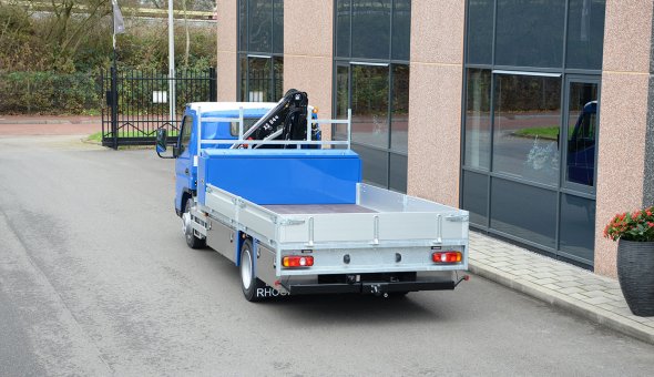 Maatwerk open carrosserie met betonplex vloer en RVS opbergkisten op Mitsubishi Fuso