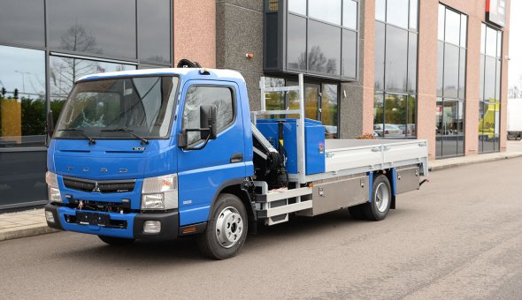 Maatwerk open carrosserie met betonplex vloer en RVS opbergkisten op Mitsubishi Fuso