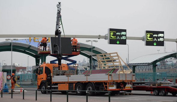 Installatie 7x PortaalDRIPS (Bermdrip Type 3C) voor betere verkeersdoorstorming bij de loketten van de TESO veerdienst