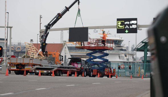 Installatie 7x PortaalDRIPS (Bermdrip Type 3C) voor betere verkeersdoorstorming bij de loketten van de TESO veerdienst