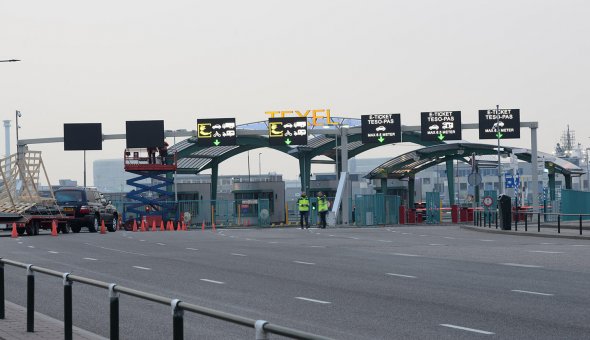 Installatie 7x PortaalDRIPS (Bermdrip Type 3C) voor betere verkeersdoorstorming bij de loketten van de TESO veerdienst