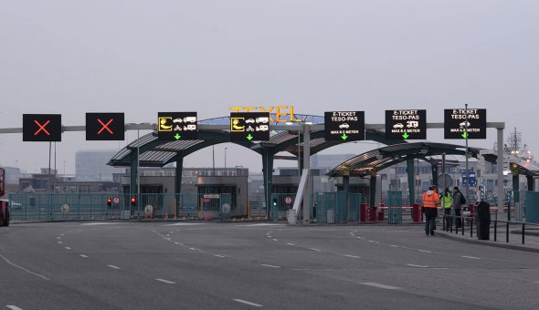 Installatie 7x PortaalDRIPS (Bermdrip Type 3C) voor betere verkeersdoorstorming bij de loketten van de TESO veerdienst