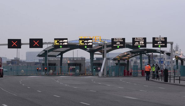 Installatie 7x PortaalDRIPS (Bermdrip Type 3C) voor betere verkeersdoorstorming bij de loketten van de TESO veerdienst