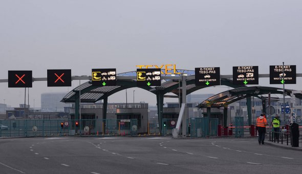 Installatie 7x PortaalDRIPS (Bermdrip Type 3C) voor betere verkeersdoorstorming bij de loketten van de TESO veerdienst