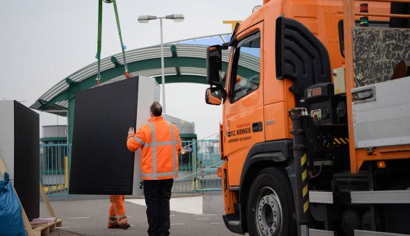 Installatie 7x PortaalDRIPS (Bermdrip Type 3C) voor betere verkeersdoorstorming bij de loketten van de TESO veerdienst