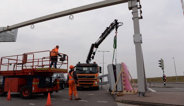 Installatie 7x PortaalDRIPS (Bermdrip Type 3C) voor betere verkeersdoorstorming bij de loketten van de TESO veerdienst