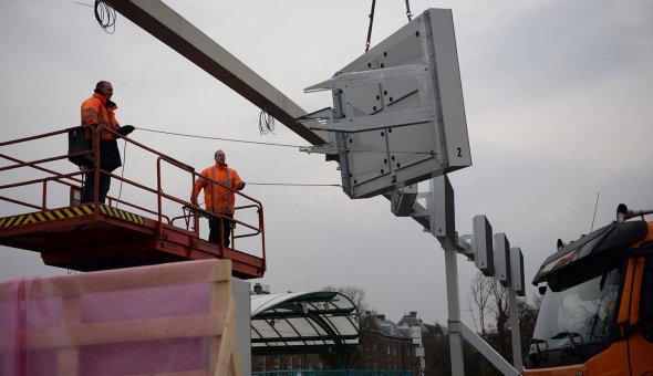 Installatie 7x PortaalDRIPS (Bermdrip Type 3C) voor betere verkeersdoorstorming bij de loketten van de TESO veerdienst