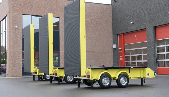 3x Rijdende Afzetting in de Nacht (RAIN) geleverd aan Timmermans Traffic - solar tekstwagen