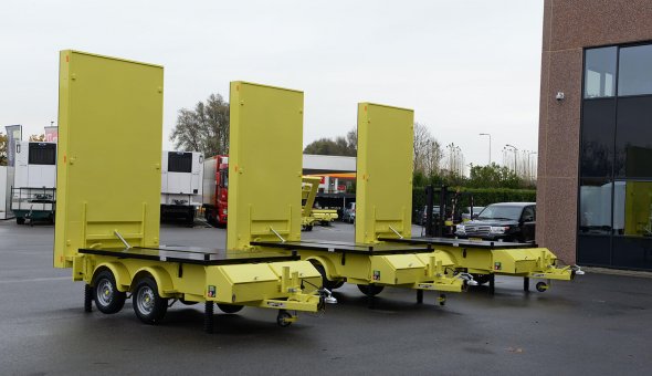 3x Rijdende Afzetting in de Nacht (RAIN) geleverd aan Timmermans Traffic - solar tekstwagen