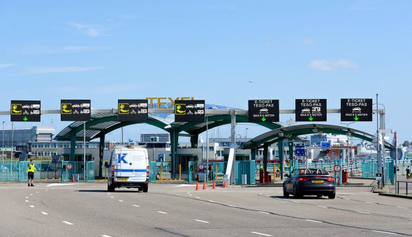 Installatie 7x PortaalDRIPS (Bermdrip Type 3C) voor betere verkeersdoorstorming bij de loketten van de TESO veerdienst