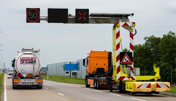 Nienhuis Mobiele rijstrook signalering (MRS) met Swarco LED-display en Traffic Fleet software