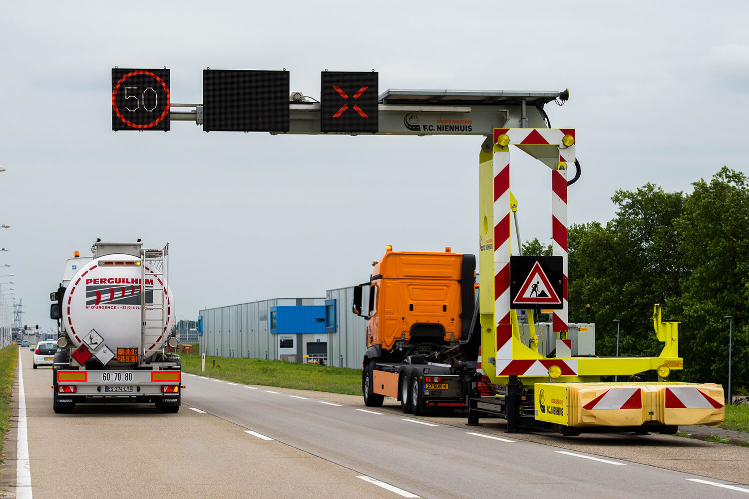 Nienhuis Mobiele rijstrook signalering (MRS) met Swarco LED-display en Traffic Fleet software