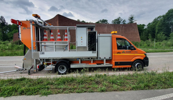 Automatische Kegelzetmachine tijdens traffic management voor de afzetten en ophalen van kegels