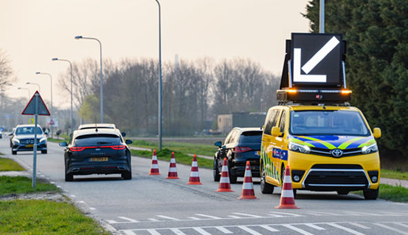 Rijkswaterstaat WIS en Provincie weginspecteurs met nieuwe voertuigen en DAKDRIP