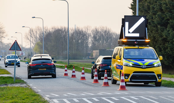 Rijkswaterstaat WIS en Provincie weginspecteurs met nieuwe voertuigen en DAKDRIP