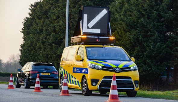 Rijkswaterstaat WIS en Provincie weginspecteurs met nieuwe voertuigen en DAKDRIP