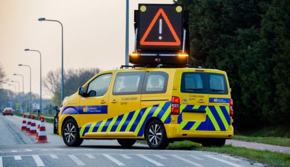 Rijkswaterstaat WIS en Provincie weginspecteurs met nieuwe voertuigen en DAKDRIP