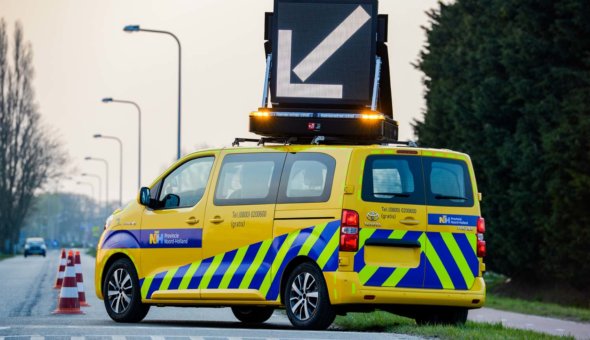 Rijkswaterstaat WIS en Provincie weginspecteurs met nieuwe voertuigen en DAKDRIP