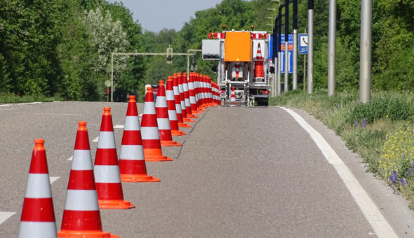 Vol Automatische Kegelzetter van Senn Engineering voor ophalen en afzetten van kegels