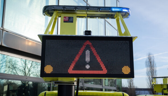 Veilig werken voor de weginspecteur met Early Warning berichten via Waze en Flitsmeister