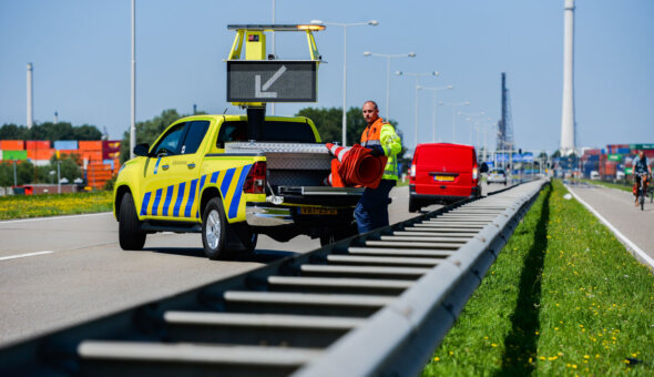 Veilig werken voor de weginspecteur met Early Warning berichten via Waze en Flitsmeister
