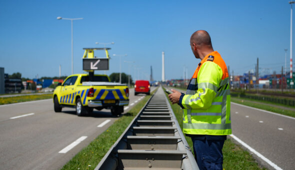 Veilig werken voor de weginspecteur met Early Warning berichten via Waze en Flitsmeister