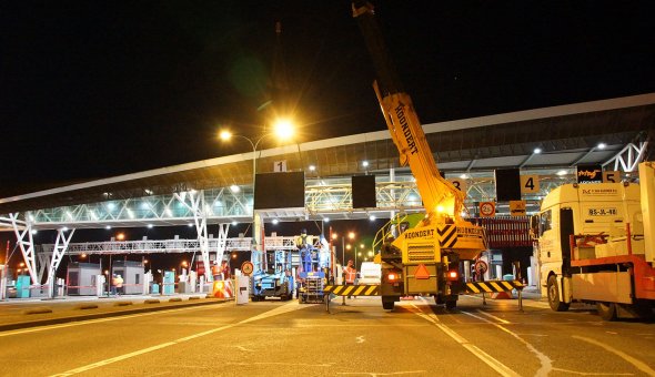 Fourteen VMS on the toll collection area of the Westerscheldetunnel