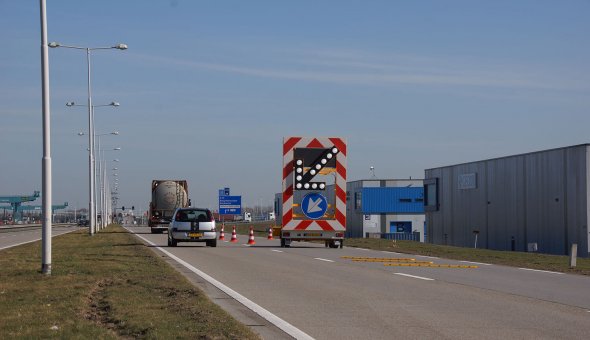 Arrow warning trailer with solar panels to ensure a long stand-alone time with Traffic Fleet