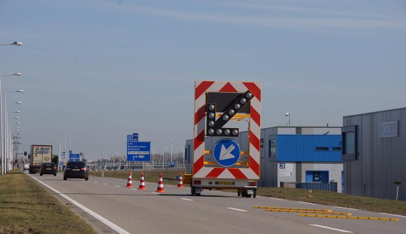 Arrow warning trailer with solar panels to ensure a long stand-alone time with Traffic Fleet