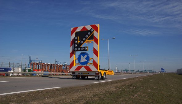 Arrow warning trailer with solar panels to ensure a long stand-alone time with Traffic Fleet