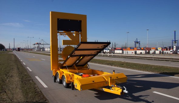 Arrow warning trailer with solar panels to ensure a long stand-alone time with Traffic Fleet