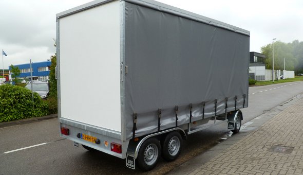 Box van bogie trailers built with sliding sails