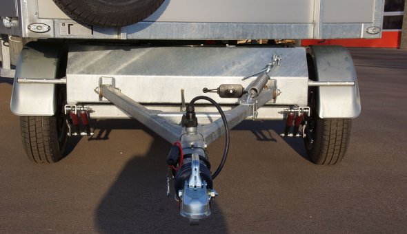 Box van bogie trailers built with sliding sails