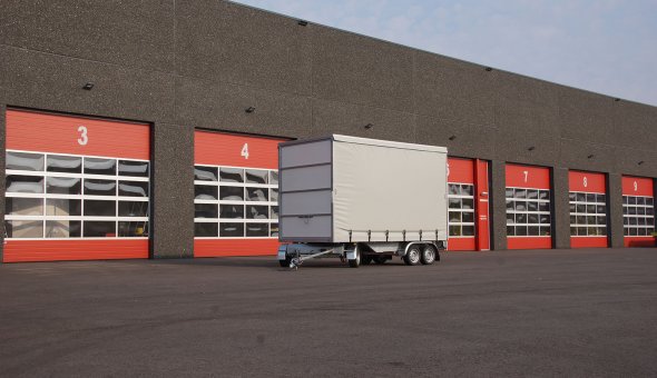 Box van bogie trailers built with sliding sails