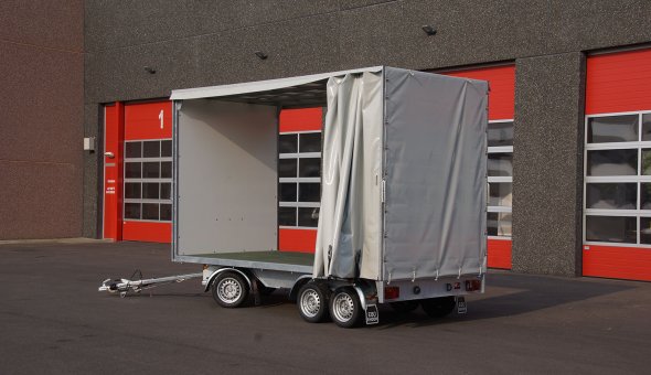 Box van bogie trailers built with sliding sails